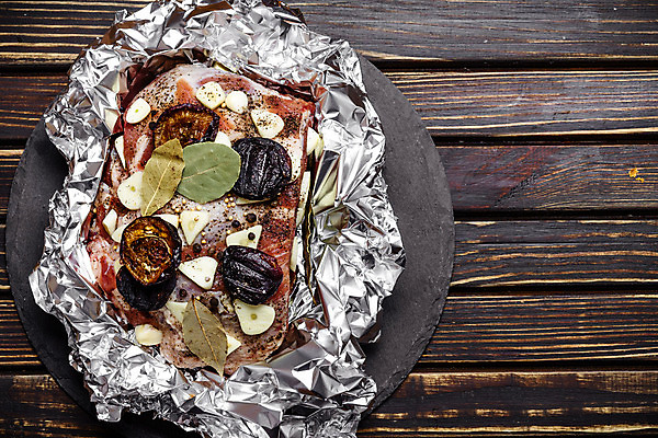 포토 JPG 해외이미지 음식 조각 백그라운드 탁자 마늘 육류 돼지고기 요리 사람없음 목재 초록색 주방 식당 식사 저녁식사 소고기 시골 신선 그릴 상품 정상 바비큐 자르기 굽기 은박지 허리 향신료 어깨 준비 날것 슬라이스 레시피 목 후추 자두 덩어리 등심 송아지고기 월계수 맛있는 해외202004 해외포토 나무 컬러 가구 채소 과일 식재료 재료 모션 주방용품 신체부위 상점 구이 향미료 파일형식