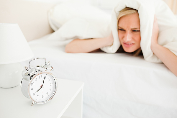 포토 JPG 해외이미지 라이프스타일 시계 컨셉 베개 아침 휴식 스트레스 주택 실내 피곤 한명 일상 눕기 머리 소리 침실 분노 짜증 흰색 침대 잠 좌절 불만 게으름 해외202004 해외포토 주간 1 감정 컬러 가구 침구 모션 사람 내부 건물 라이프 생활 신체부위 파일형식