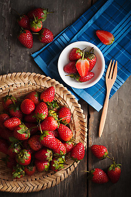 포토 JPG 해외이미지 디자인 열매 음식 백그라운드 과일 재료 탁자 딸기 아침 건강 요리 사람없음 목재 빨간색 농작물 농장 수확 시골 신선 달콤 맛 상쾌 유기농 복고 날것 비타민 내추럴 건포도 마멀레이드 숙성 입가심 짠맛 채식주의자 스타일 세련 맛있는 해외202004 해외포토 주간 나무 식물 웰빙 감정 컬러 가구 컨셉 농업 포도 잼 채식 건과일 영양소 파일형식