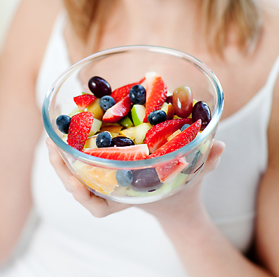 포토 JPG 해외이미지 백인 라이프스타일 여자 다이어트 과일 딸기 포도 건강 한명 들기 근접촬영 상반신 성인 앞모습 샐러드 잡기 사발 블루베리 건강식 성인여자한명만 해외202004 해외포토 서양인 1 음식 뷰포인트 모션 사람 생활 사기그릇 여자한명만 성인여자만 파일형식