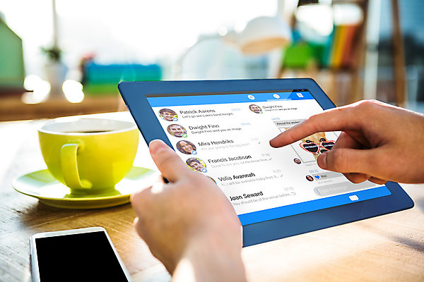 포토 JPG 해외이미지 백인 손 비즈니스 직장 들기 사람 앉기 20대 신체부위 컵 스마트폰 태블릿 사무실 독서 스크린 터치 머그컵 잡기 작업 비즈니스맨 소셜 채팅 터치스크린 해외202004 해외포토 서양인 식기 남자 회사 모션 청년 전자제품 핸드폰 스마트기기 직장인 파일형식