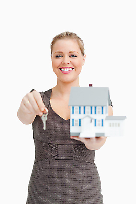 포토 JPG 해외이미지 백인 응시 여자 열쇠 부동산 주택 한명 들기 20대 성인 흰배경 성인여자한명만 해외202004 해외포토 서양인 1 시선 백그라운드 모션 사람 청년 건물 흰색 재산 여자한명만 성인여자만 파일형식