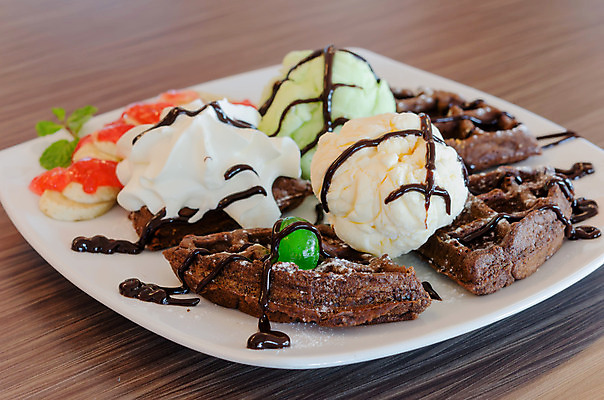 포토 JPG 해외이미지 음식 아이스크림 디저트 사람없음 컬러풀 갈색 초콜릿 흰색 달콤 크림 토핑 시럽 와플 페스츄리 해외202004 해외포토 빵 컬러 맛 파일형식