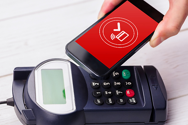 포토 JPG 해외이미지 무료이미지 손가락 무선통신 신체부위 금융 스마트폰 쇼핑 상점 거래 잡기 결제 결제방법 카드단말기 핀테크 스마트페이 해외202004 해외포토 손 통신 모션 모바일 사람 경제 핸드폰 스마트기기 스마트 단말기 방법 파일형식 무료콘텐츠