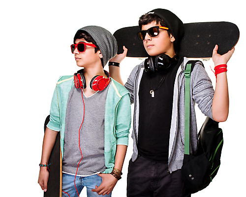 포토 JPG 해외이미지 백인 모자 라이프스타일 옷 남자 음악 스포츠 청소년 놀이 실내 사람 두명 10대 친구 청춘 선글라스 헤드폰 잡기 도시 스케이트보드 흰배경 스케이터 심각 해외202004 해외포토 서양인 잡화 안경 음향기기 백그라운드 컨셉 관계 모션 문화예술 운동선수 내부 생활 흰색 보드_스포츠 파일형식