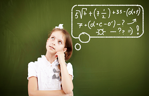 포토 JPG 해외이미지 백인 학생 여학생 여자 교육 어린이 교실 학교 수업 실내 한명 서기 미소 사람 책 초록색 칠판 수학 분필 소녀한명만 해외202004 해외포토 서양인 1 컬러 교과목 모션 표정 내부 초크 여자한명만 소녀만 파일형식