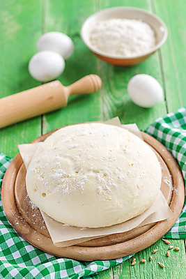 포토 JPG 해외이미지 음식 백그라운드 재료 탁자 요리 사람없음 목재 주방 계란 기구 신선 준비 날것 반죽 만들기 밀가루 밀가루반죽 섞기 이스트 핸드메이드 해외202004 해외포토 나무 가구 모션 알 가루 파일형식
