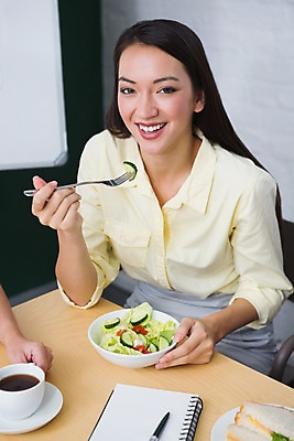 포토 JPG 해외이미지 응시 여자 커피 다이어트 실내 건강 한명 동양인 상반신 20대 성인 옆모습 사무실 샐러드 비즈니스우먼 사발 먹기 책상 성인여자한명만 해외202004 해외포토 1 시선 음료 음식 뷰포인트 가구 비즈니스 모션 사람 인종 청년 내부 직장인 사기그릇 여자한명만 성인여자만 파일형식