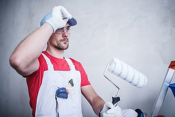 포토 JPG 해외이미지 백인 직업 남자 산업 벽 비즈니스 노동자 아파트 주택 실내 한명 성인 장식 가로 페인트 방 장비 붓 작업 수리 서비스 그림 롤러 페인트붓 화가 마무리 복원 리모델링 업그레이드 해외202004 해외포토 서양인 1 사람 내부 건물 파일형식