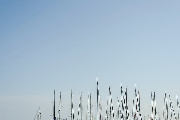 포토 JPG 해외이미지 밧줄 바다 여행 요트 하늘 휴가 휴식 항해 사람없음 물 파란색 컬러풀 반사 노란색 평화 항구 침묵 일몰 보트 고급 야간 정박 함선 닻 돛대 카피스페이스 해외202004 해외포토 자연요소 줄 컬러 컨셉 배_교통 교통시설 노을 소리 공백 파일형식