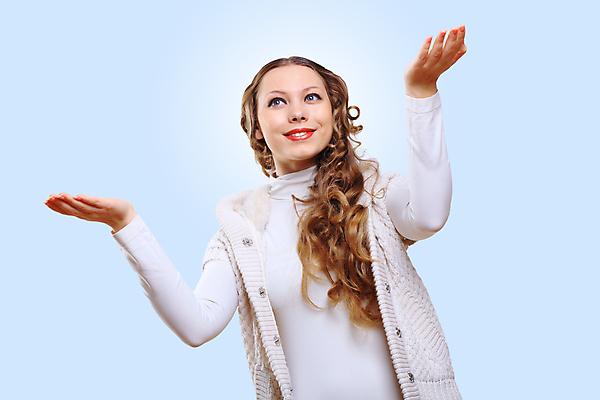 포토 JPG 해외이미지 백인 모델 옷 계절 여자 행복 백그라운드 겨울 따뜻함 한명 사람 성인 10대 유행 기쁨 흰색 스웨터 긍정 돌봄 해외202004 손모아장갑 해외포토 서양인 1 감정 컬러 장갑 컨셉 상의 모션 청소년 파일형식