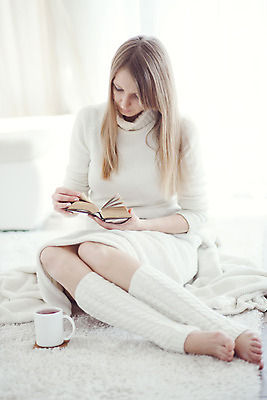 포토 JPG 해외이미지 라이프스타일 옷 겨울 휴식 주택 실내 따뜻함 한명 사람 10대 책 컵 독서 카펫 침실 방 마시기 흰색 담요 스웨터 니트 부드러움 해외202004 해외포토 1 식기 계절 컬러 컨셉 상의 모션 청소년 내부 건물 생활 감각 파일형식