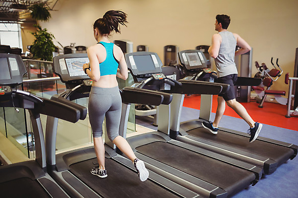 포토 JPG 해외이미지 백인 라이프스타일 여자 남자 스포츠 실내 건강 20대 성인 두명 달리기 조깅 운동 헬스장 체육관 런닝머신 성인만 해외202004 해외포토 서양인 모션 사람 청년 내부 생활 운동기구 헬스 파일형식