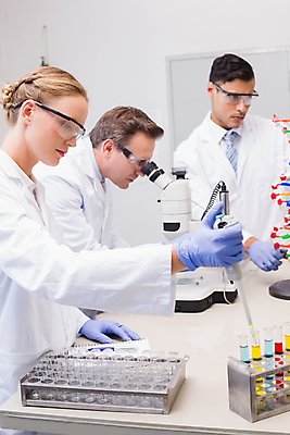 포토 JPG 해외이미지 백인 응시 여자 남자 40대 중년 과학 함께함 실내 실험 20대 세명 약 장비 잡기 실험복 실험실 생명공학 집중 과학자 동료 시험관 생물학 보여주기 심각 화학물질 화학자 해외202004 해외포토 서양인 직업 시선 교육 컨셉 의학 관계 모션 실험기구 사람 청년 성인 내부 가운 화학 학자 파일형식