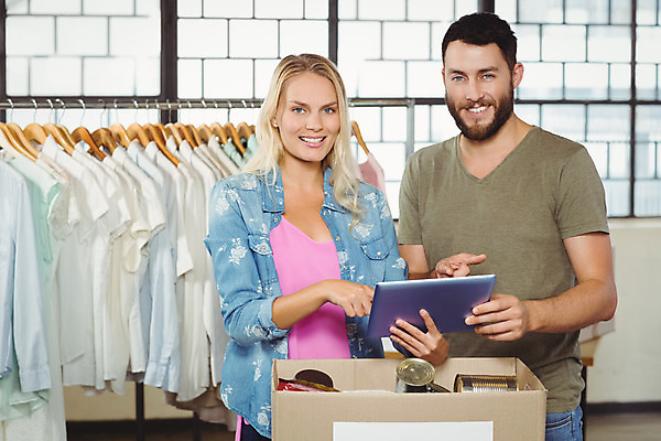 포토 JPG 해외이미지 백인 옷 여자 남자 행복 함께함 서기 20대 성인 두명 30대 상자 태블릿 가리킴 봉사 도움 상품 복지 동료 기부 돌봄 참여 자선단체 해외202004 해외포토 서양인 감정 컨셉 관계 모션 사람 손짓 청년 장년 전자제품 스마트기기 그룹 사회이슈 자선 파일형식
