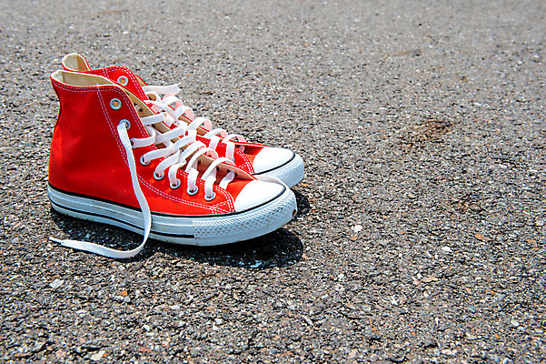 포토 JPG 해외이미지 라이프스타일 도로 길 여행 백그라운드 운동화 신발 컨셉 가이드 발 휴식 거리 서기 사람 사람없음 빨간색 청춘 우주 검은색 칠판 청바지 도시 보행로 방향 단계 방법 해외202004 해외포토 직업 컬러 바지 교통시설 모션 생활 신체부위 파일형식