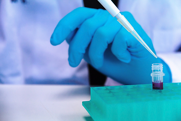 포토 JPG 해외이미지 산업 문화 과학 장갑 실험 사람없음 파란색 약 장비 기구 물방울 공구 액체 실험실 떨어짐 생명공학 연구원 분석 생물학 튜브 유지 조제 화학물질 해외202004 해외포토 직업 잡화 교육 컬러 컨셉 의학 도구 화학 만들기 파일형식