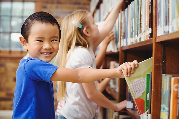 포토 JPG 해외이미지 백인 학생 여자 교육 남자 행복 어린이 교실 학교 수업 책장 실내 초등학교 소년 두명 책 학습 도서관 책상 신학기 해외202004 해외포토 서양인 감정 가구 사람 내부 파일형식