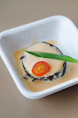 포토 JPG 해외이미지 전통 접시 문화 음식 조각 채소 부분 밥 건강 어류 요리 동양인 사람없음 빨간색 초록색 일본 식사 저녁식사 초밥 흰색 신선 해조류 맛 해산물 준비 날것 롤 점심식사 해외202004 해외포토 식기 아시아 컬러 컨셉 인종 수중동물 해양식물 일본음식 파일형식