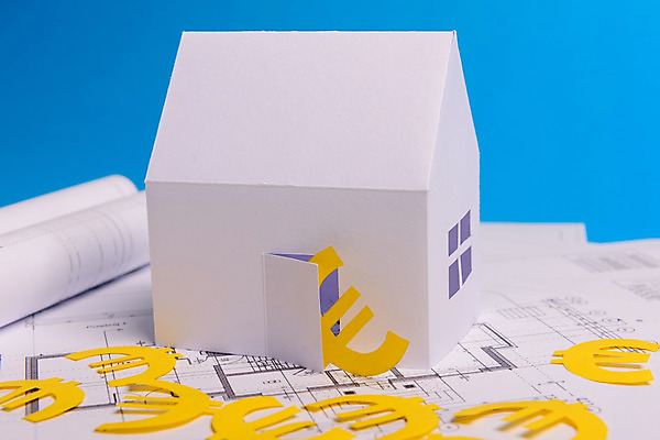 포토 JPG 해외이미지 디자인 종이 백그라운드 컨셉 돈 비즈니스 주택 사람없음 건물 쌓기 저축 유로 재산 구매 계획 오브젝트 투자 대출 해외202004 해외포토 건축물 모션 금융 쇼핑 파일형식