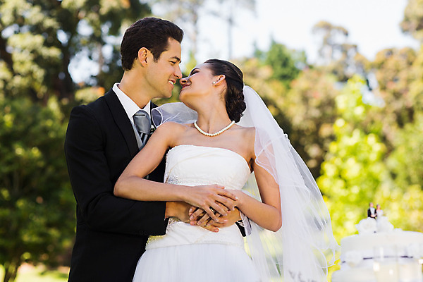 포토 JPG 해외이미지 주간 커플 공원 여자 남자 신부 신랑 결혼 결혼식 남편 서기 정장 20대 성인 야외 두명 옆모습 30대 낭만 웨딩케이크 성인만 해외202004 해외포토 자연요소 옷 공공시설 뷰포인트 컨셉 관계 모션 사람 이벤트 청년 장년 케이크 파일형식