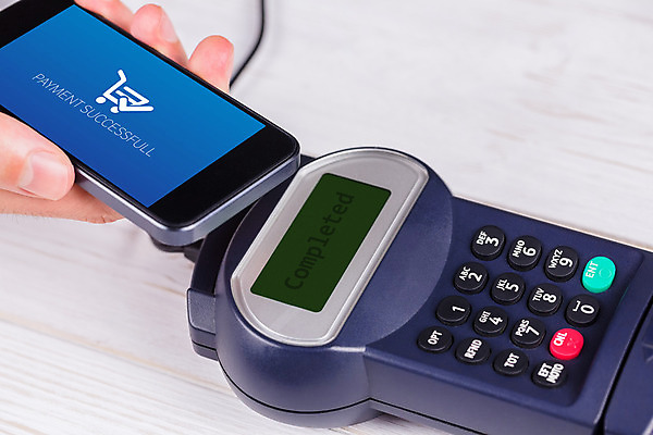 포토 JPG 해외이미지 손 돈 일러스트 비즈니스 미래 들기 신체부위 그래픽 금융 파란색 스마트폰 쇼핑 판매 상점 디지털 스크린 잡기 신용카드 어플리케이션 결제 온라인쇼핑 전자상거래 핀테크 스마트페이 해외202004 해외포토 컬러 컨셉 모션 모바일 사람 경제 핸드폰 스마트기기 재산 스마트 온라인 파일형식