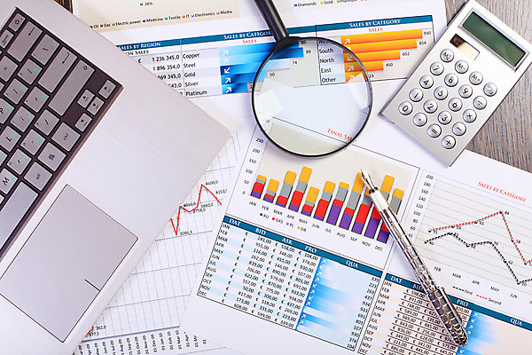 포토 JPG 해외이미지 종이 컨셉 회사 비즈니스 통계 탁자 그래프 직장 사람없음 사무실 펜 볼펜 자료 계산기 정보 키보드 업무 계획 오브젝트 보고서 문서 해외202004 해외포토 가구 문구용품 필기구 장비 작업 파일형식