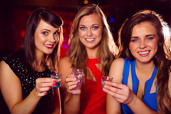 포토 JPG 해외이미지 백인 긴머리 응시 드레스 여자 행복 포즈 함께함 실내 사람 이벤트 여러명 20대 성인 세명 파티 우정 축하 잡기 바 화려 클럽 흥분 성인만 유흥 해외202004 해외포토 서양인 헤어스타일 시선 옷 감정 다수 컨셉 모션 청년 내부 친구 파일형식