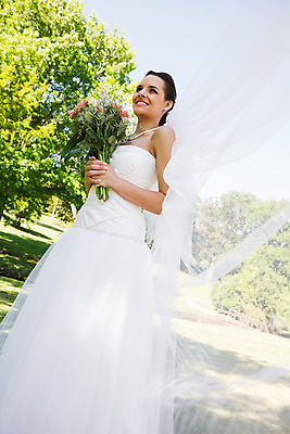 포토 JPG 해외이미지 주간 공원 여자 신부 결혼 결혼식 한명 서기 20대 성인 야외 옆모습 성인여자한명만 해외202004 해외포토 자연요소 1 공공시설 뷰포인트 모션 사람 이벤트 청년 여자한명만 성인여자만 파일형식