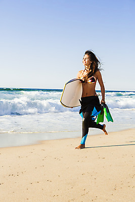 포토 JPG 해외이미지 주간 서양인 외국인 백인 여자 행복 모래 스포츠 파도 바다 여행 휴가 한명 사람 성인 야외 비키니 달리기 운동 맑음 잡기 서핑 지느러미 잠수복 히스패닉 성인여자한명만 해외202004 해외포토 자연요소 1 옷 수영복 감정 모션 날씨 건강 인종 수상스포츠 여자한명만 성인여자만 파일형식