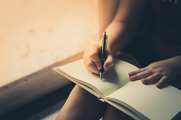 포토 JPG 해외이미지 라이프스타일 교육 행복 아침 추상 휴가 휴식 주택 아이디어 실내 취미 사람없음 책 독서 펜 다이어리 쪽지 공백 방 수확 작업 잡지 왼쪽 작가 집중 읽기 문학 주말 소셜네트워크 필터 스타일 힙스터 효과 해외202004 해외포토 주간 직업 패션 감정 컨셉 무늬 농업 모션 내부 건물 생활 간행물 필기구 사무용품 방향 파일형식