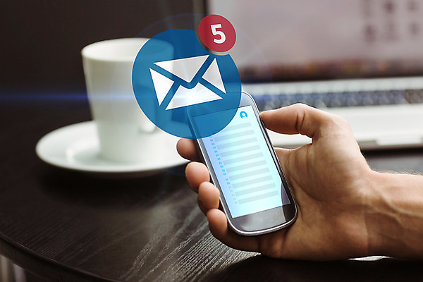 포토 JPG 해외이미지 손 들기 근접촬영 신체부위 파란색 스마트폰 스크린 머그컵 잡기 이메일 알림 책상 해외202004 해외포토 뷰포인트 컬러 가구 모션 사람 컵 핸드폰 스마트기기 파일형식