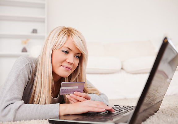 포토 JPG 해외이미지 백인 학생 여자 가구 거실 휴식 한명 성인 노트북 컴퓨터 소파 다락방 성인여자한명만 카피스페이스 해외202004 해외포토 서양인 1 생활용품 컨셉 의자 사람 전자제품 공백 여자한명만 성인여자만 파일형식