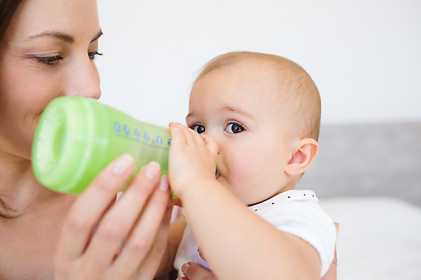 포토 JPG 해외이미지 백인 라이프스타일 응시 여자 행복 얼굴 가족 엄마 함께함 실내 건강 사랑 상반신 성인 두명 옆모습 30대 부모 육아 아기 잡기 젖병 돌봄 수유 해외202004 싱글맘 한부모가족 해외포토 서양인 시선 감정 뷰포인트 컨셉 관계 모션 사람 내부 생활 신체부위 장년 아기용품 파일형식
