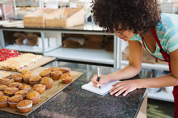 포토 JPG 해외이미지 라이프스타일 여자 행복 커피 음식 비즈니스 청소년 노동자 실내 한명 서기 20대 상점 식당 공책 앞치마 카페 빵집 기록 업무 종업원 웨이터 계산대 직원 서비스 카페테리아 주인 해외202004 해외포토 직업 1 감정 음료 모션 문구용품 사람 청년 내부 생활 작업 파일형식
