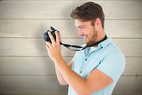 포토 JPG 해외이미지 백인 남자 한명 서기 들기 상반신 20대 청년 성인 취미 옆모습 사진촬영 잡기 성인남자한명만 해외202004 해외포토 서양인 1 뷰포인트 모션 사람 촬영 남자한명만 성인남자만 파일형식