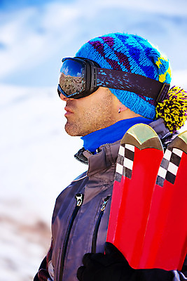 포토 JPG 해외이미지 주간 백인 응시 옷 남자 행복 유럽 얼굴 스포츠 여행 겨울 놀이 휴가 고글 산 한명 사람 성인 야외 장비 흰색 휴양지 알프스 스키선수 성인남자한명만 해외202004 해외포토 자연요소 서양인 1 시선 계절 감정 나라 컬러 운동선수 신체부위 장소 남자한명만 성인남자만 파일형식
