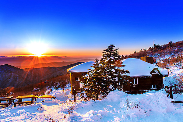 포토 JPG 해외이미지 구름 계절 아시아 스포츠 여행 겨울 자연 하늘 아침 날씨 휴가 산 한국 파노라마 풍경 사람없음 야외 태양 일출 냉동 얼음 일몰 추위 흰색 정상 숲 언덕 남쪽 내추럴 웅장함 절정 눈내림 해외202004 해외포토 주간 자연요소 나라 컬러 눈_날씨 촬영기법 노을 방향 생태계 파일형식
