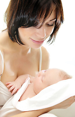 포토 JPG 해외이미지 백인 라이프스타일 응시 여자 행복 얼굴 가족 안기 엄마 함께함 사랑 사람 상반신 성인 두명 앞모습 옆모습 부모 육아 아기 잠 흰배경 돌봄 해외202004 싱글맘 한부모가족 해외포토 서양인 시선 감정 뷰포인트 백그라운드 컨셉 관계 모션 생활 신체부위 흰색 파일형식