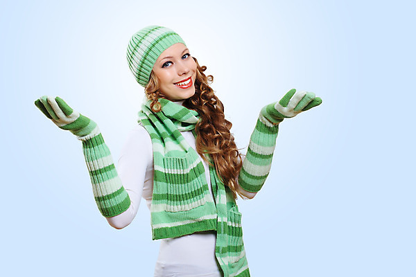 포토 JPG 해외이미지 백인 모델 옷 계절 여자 행복 백그라운드 겨울 따뜻함 한명 사람 성인 10대 유행 기쁨 흰색 스웨터 긍정 돌봄 해외202004 손모아장갑 해외포토 서양인 1 감정 컬러 장갑 컨셉 상의 모션 청소년 파일형식