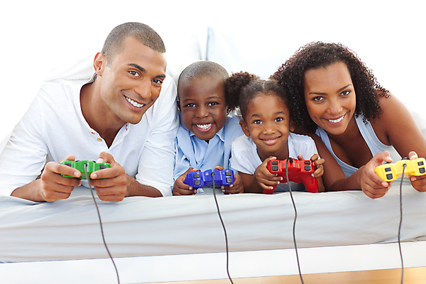 포토 JPG 해외이미지 딸 아들 어린이 흑인 가족 엄마 실내 소년 여러명 부모 눕기 쌓기 침실 게임 침대 아빠 형제 비디오게임 해외202004 집콕 해외포토 서양인 남자 가구 다수 관계 모션 놀이 사람 내부 신조어 파일형식 앳홈라이프