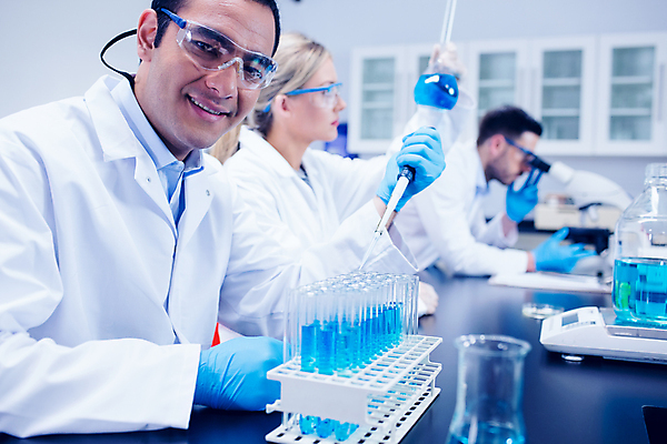 포토 JPG 해외이미지 백인 응시 여자 남자 과학 함께함 쟁반 실내 실험 20대 세명 약 장비 실험복 실험실 생명공학 과학자 동료 시험관 생물학 화학자 해외202004 해외포토 서양인 직업 시선 교육 컨셉 의학 관계 실험기구 사람 청년 내부 가운 학자 파일형식