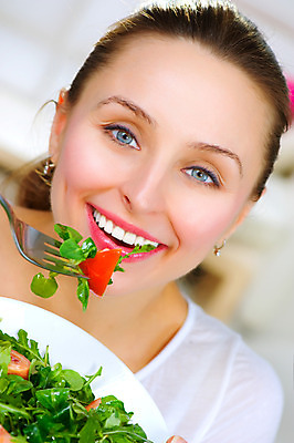 포토 JPG 해외이미지 라이프스타일 여자 다이어트 건강 한명 들기 사람 근접촬영 상반신 성인 앞모습 샐러드 잡기 사발 먹기 성인여자한명만 해외202004 해외포토 1 음식 뷰포인트 모션 생활 사기그릇 여자한명만 성인여자만 파일형식