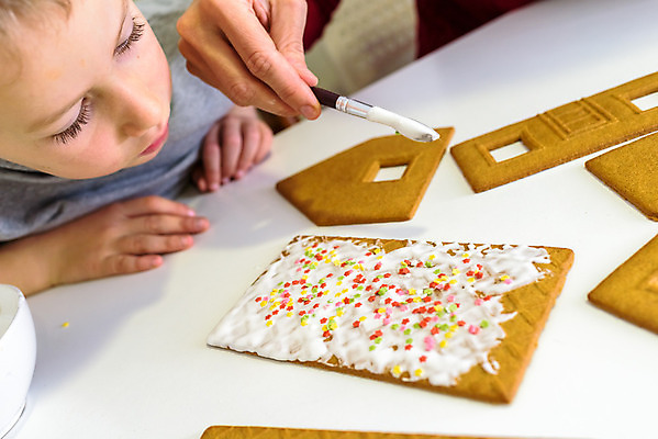 포토 JPG 해외이미지 모양 백인 전통 손 계절 행복 어린이 음식 크리스마스 겨울 가족 탁자 디저트 사탕 요리 사람 장식 쿠키 주방 빵집 흰색 축하 달콤 설탕 굽기 준비 반죽 만들기 해외202004 해외포토 서양인 기념일 감정 컬러 가구 컨셉 관계 모션 신체부위 상점 맛 구이 파일형식