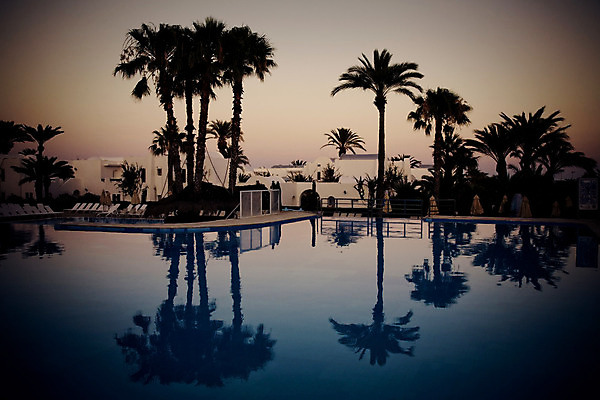 포토 JPG 해외이미지 나무 계절 바다 의자 우산 하늘 호텔 휴가 휴식 수영장 손바닥 사람없음 야외 물 여름 빛 햇빛 태양 반사 여행객 정원 수영 침묵 황혼 일몰 새벽 전원 침대 고급 저녁 휴양지 양산 가림막 튀니지 파라다이스 해외202004 해외포토 자연요소 식물 손 가구 컨셉 아프리카 숙소 사람 노을 소리 장소 수상스포츠 전기에너지 야간 파일형식