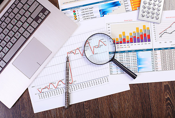 포토 JPG 해외이미지 종이 컨셉 회사 비즈니스 통계 탁자 그래프 직장 사람없음 사무실 펜 볼펜 자료 계산기 정보 키보드 업무 계획 오브젝트 보고서 문서 해외202004 해외포토 가구 문구용품 필기구 장비 작업 파일형식