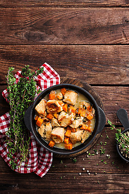 포토 JPG 해외이미지 전통 접시 음식 백그라운드 채소 육류 돼지고기 요리 사람없음 목재 식사 저녁식사 당근 소고기 시골 뜨거움 수프 냄비 정상 레시피 후추 캐서롤 해외202004 해외포토 나무 식기 식재료 재료 뿌리채소 용기_그릇 솥 향신료 파일형식