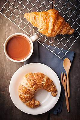 포토 JPG 해외이미지 무료이미지 음료 음식 빵 탁자 디저트 사람없음 컵 코코아 해외202004 해외포토 식기 가구 파일형식