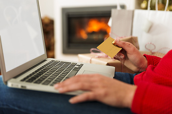 포토 JPG 해외이미지 나무 행복 크리스마스 돈 겨울 인터넷 가방 선물 한명 미소 사람 앉기 노트북 쇼핑 컴퓨터 소파 상점 웹 신용카드 구매 고객 벽난로 결제 온라인 쇼퍼홀릭 해외202004 해외포토 식물 1 잡화 계절 기념일 감정 의자 모션 표정 금융 전자제품 재산 파일형식