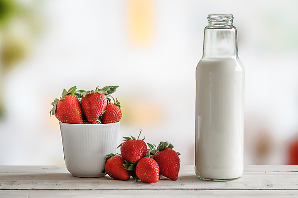 포토 JPG 해외이미지 무료이미지 음료 탁자 딸기 사람없음 아웃포커스 우유 해외202004 해외포토 가구 과일 유제품 촬영기법 파일형식 무료콘텐츠